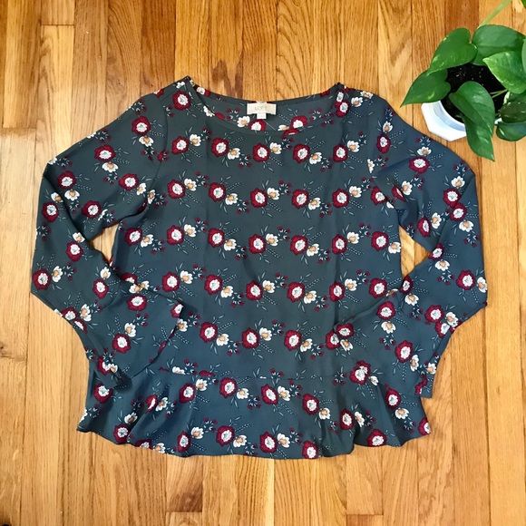 LOFT Tops - 💕🌵NWT LOFT Grey Ruffle Blouse Size XS